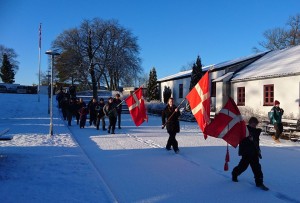 Nytårsparade fanebæring fra kirken til spejderhuset